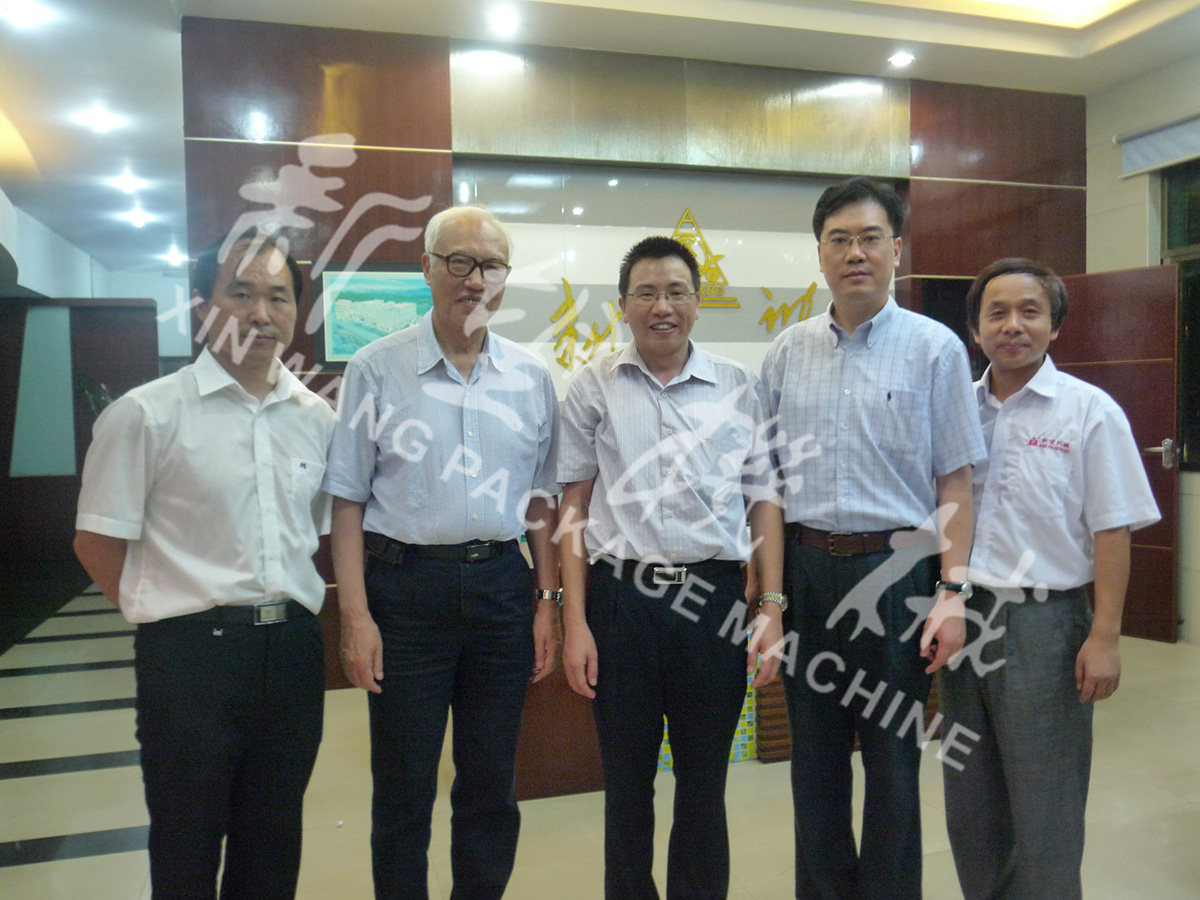 中國(guó)工程院院士段正澄、中國(guó)工程院院士、華中科技大學(xué)黨委書(shū)記邵新宇、廣東省智能機(jī)器人研究院院長(zhǎng)張國(guó)軍一行蒞臨新望公司考察指導(dǎo)